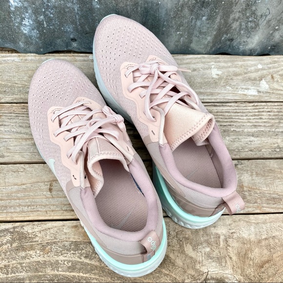 Nike Women’s Odyssey React NWOB 11 Beige Shoes - Picture 7 of 8